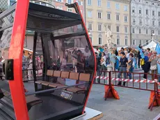 Il prototipo della cabina Leitner esposto in piazza della Borsa nel settembre del 2023 Foto Massimo Silvano