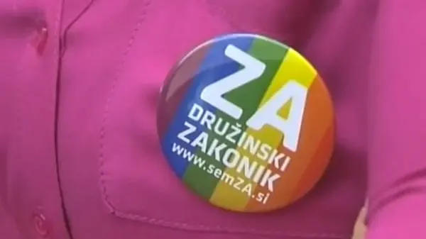 La spilla dei sostenitori del sì alle nozze gay in Slovenia