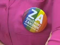 La spilla dei sostenitori del sì alle nozze gay in Slovenia