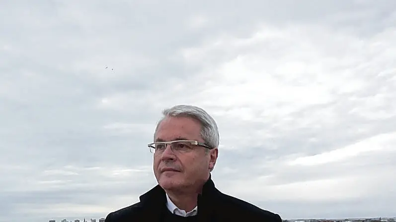 Adriano Bernardis in una foto di qualche anno fa con sullo sfondo il terreno su cui contava di far sorgere la cittadella turistica chiamata Grado 3