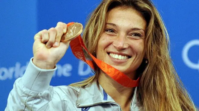 epa01440491 Margherita Granbassi from Italy shows the bronze medal on the podium in the Beijing 2008 Olympic Games, Beijing, China, 11 August 2008. EPA/DANIEL DAL ZENNARO