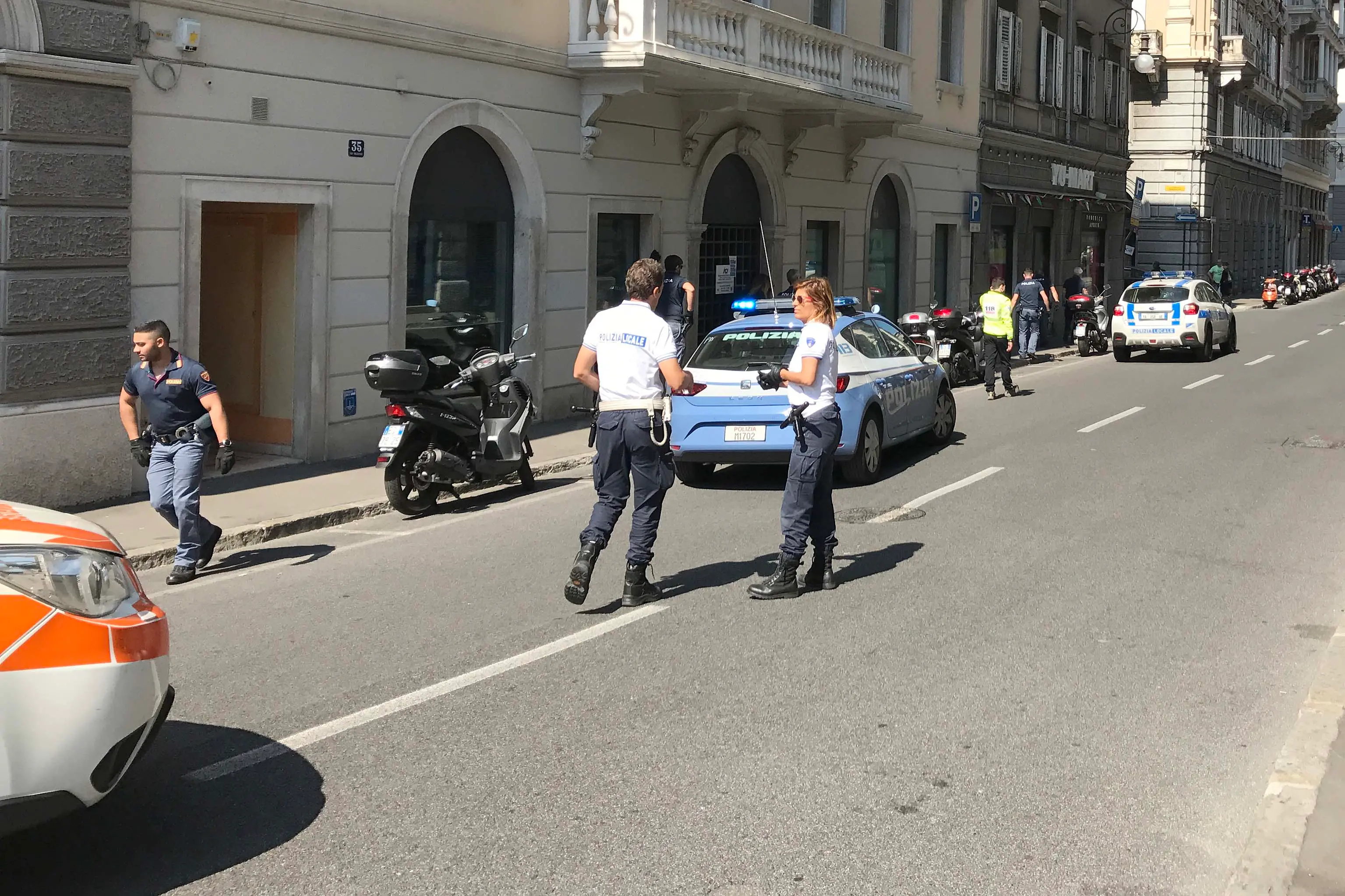 Silvano Trieste 28/05/2017 Donna sotto effetto di stupefacenti, allerta tre macchine della Polizia, una macchina della Polizia Locale, ambulanza e automedica