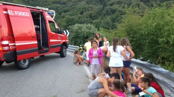 I soccorsi sul Piancavallo ai bambini del pullman finito giù per una scarpata (Foto Missinato)