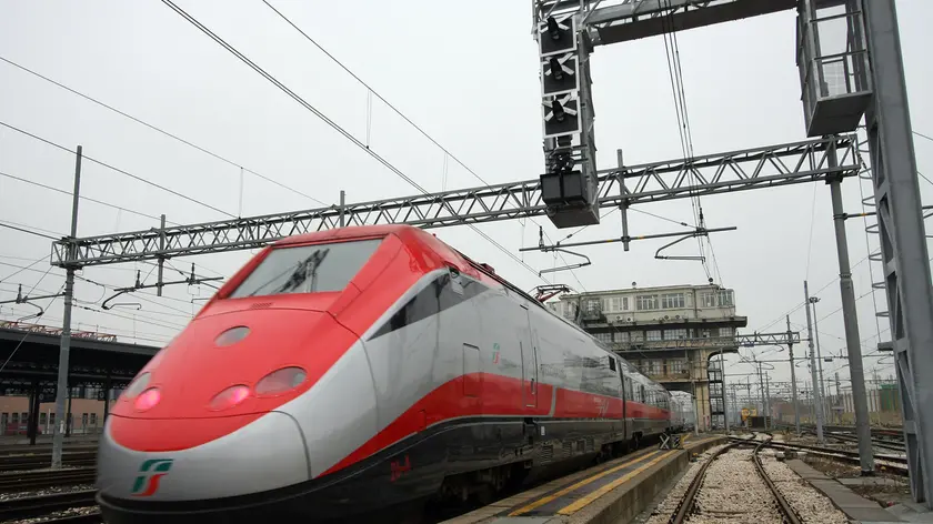 20081215 - BOLOGNA - FIN - TAV: TRENO FERMO NEL CASERTANO, RIPARTITO DOPO DUE ORE; Il treno alta velocita' freccia rossa delle ferrovie dello stato fotografato nella stazione di Bologna. Stamani i primi problemi; il convoglio diretto a Napoli è ripartito dopo due ore di sosta, dopo esser rimasto bloccato nella stazione di Gricignano d'Aversa, nel Casertano. Lo stop alla linea, per effettuare i lavori di riparazione di un pantografo, aveva provocato il blocco di un altro convoglio che lo seguiva. Momenti di tensione si erano verificati tra una parte dei passeggeri ed il capo treno, tanto da rendere necessario l'intervento della polizia. ANSA/GIORGIO BENVENUTI/I51.