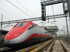 20081215 - BOLOGNA - FIN - TAV: TRENO FERMO NEL CASERTANO, RIPARTITO DOPO DUE ORE; Il treno alta velocita' freccia rossa delle ferrovie dello stato fotografato nella stazione di Bologna. Stamani i primi problemi; il convoglio diretto a Napoli è ripartito dopo due ore di sosta, dopo esser rimasto bloccato nella stazione di Gricignano d'Aversa, nel Casertano. Lo stop alla linea, per effettuare i lavori di riparazione di un pantografo, aveva provocato il blocco di un altro convoglio che lo seguiva. Momenti di tensione si erano verificati tra una parte dei passeggeri ed il capo treno, tanto da rendere necessario l'intervento della polizia. ANSA/GIORGIO BENVENUTI/I51.