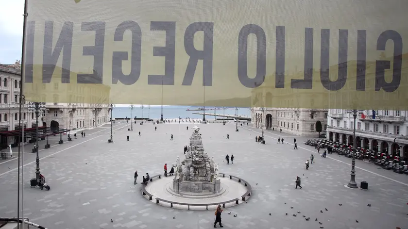 Lo striscione "Verità per Giulio" sulla facciata del Municipio di Trieste (foto Andrea Lasorte)