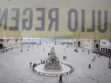 Lo striscione "Verità per Giulio" sulla facciata del Municipio di Trieste (foto Andrea Lasorte)