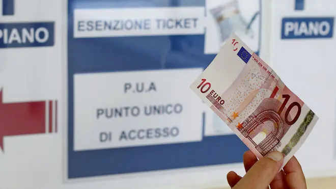 Sia pure a rilento, e' partito il pagamento del ticket (10 euro per la specialistica e 25 per i 'codici bianchi' di pronto soccorso) nella maggior parte delle sei regioni che ieri ne avevano annunciato l'applicazione. La prima a partire e' stata la Basilicata, unica regione a non avere il ticket per il pronto soccorso, dove la riscossione e' cominciata regolarmente, con qualche lamentela dei cittadini. Nel Lazio il mancato aggiornamento dei sistemi informatici ha fatto ritardare l'entrata in vigore dei ticket. ANSA/ALESSANDRO DI MEO