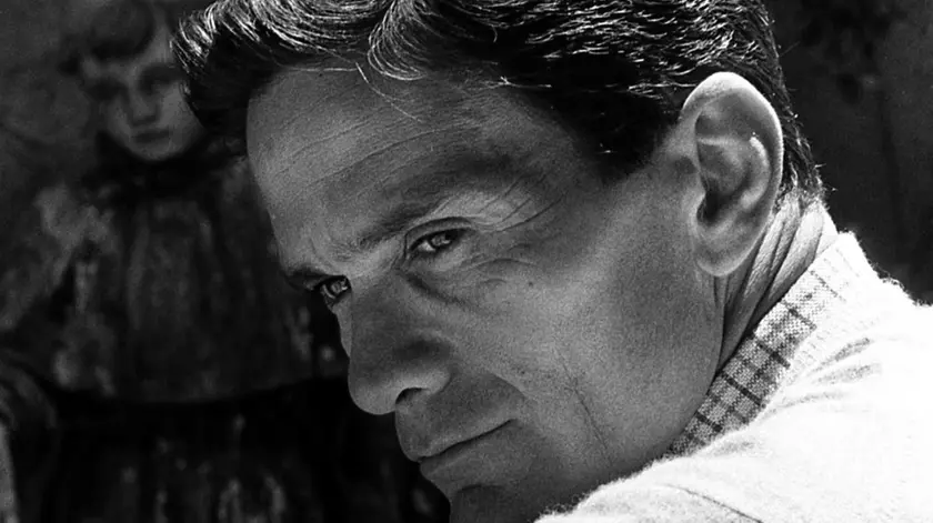 23/05/1962 Roma. Pier Paolo Pasolini nella sua casa di Monteverde. 05/23/1962 Rome. Pier Paolo Pasolini in his home in the Monteverde district.