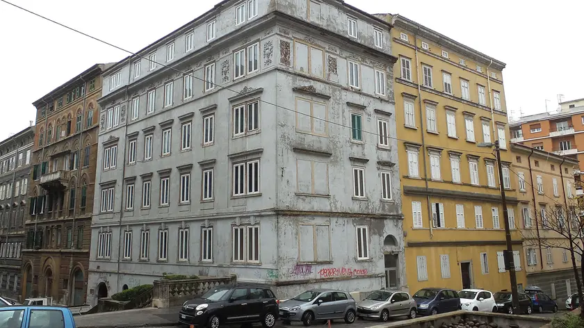 Lo stabile di via del Bonomo, angolo viale XX Settembre