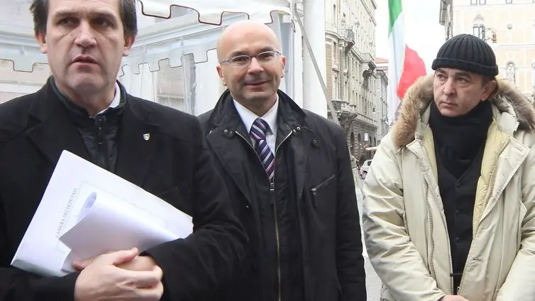 Lasorte Trieste 03/12/10 - Piazza dell Borsa, FLI , Roberto Menia