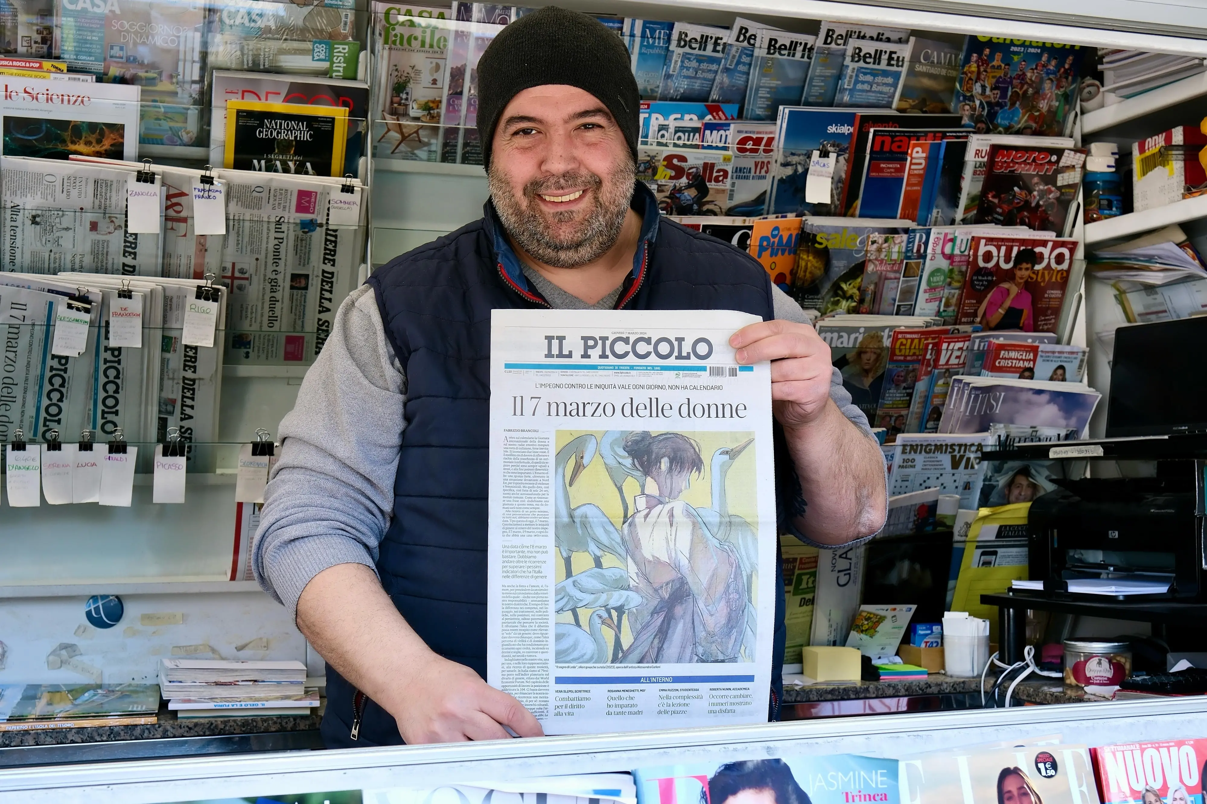 In questa carrellata di fotografie scattate da Massimo Silvano (a Trieste), Katia Bonaventura (Monfalcone) e Pierluigi Bumbaca (Gorizia) alcune reazioni di fronte alla speciale sovracopertina che oggi il nostro giornale dedica alle donne. L’8 marzo è domani, esatto. Ma con questa scelta abbiamo voluto rimarcare il fatto che di questa tematica occorre occuparsi tutto l’anno, non in occasione di tragici fatti e di ricorrenze. È questo il nostro impegno. Dunque, buon 7 marzo a tutte.