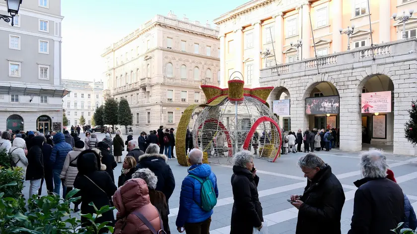 La lunga fila fuori dal Teatro Verdi (Silvano)