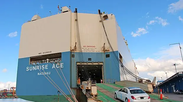 L'imbarco delle Mercedes nel porto di Capodistria