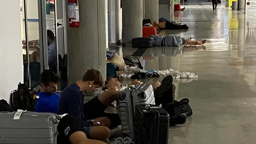 Le soluzioni di fortuna adottate dai passeggeri diretti a Malta e costretti lunedì notte a dormire a terra
