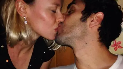 Federica Pellegrini e Filippo Magnini tornano insieme: è la stessa campionessa azzurra di nuoto ad annunciare su twitter l'ennesimo ritorno di fiamma con il collega dell'Italnuoto. "Che follia la nostra vita!!. E ancora non capiamo perché non riusciamo a dirci addio nonostante tutto e tutti! Buon anno" scrive l'olimpionica che per fugare ogni dubbio posta la foto che la ritrae mentre si bacia con Magnini. I due, insieme dall'estate 2011, si erano già lasciati due volte: ora con l'arrivo del 2014 il riavvicinamento, 1 gennaio 2014. L'azzurra ha anche postato due foto con Magnini sul profilo instagram per augurare "un buon 2014 a tutti". ANSA/TWITTER ++ NO SALES, EDITORIAL USE ONLY ++