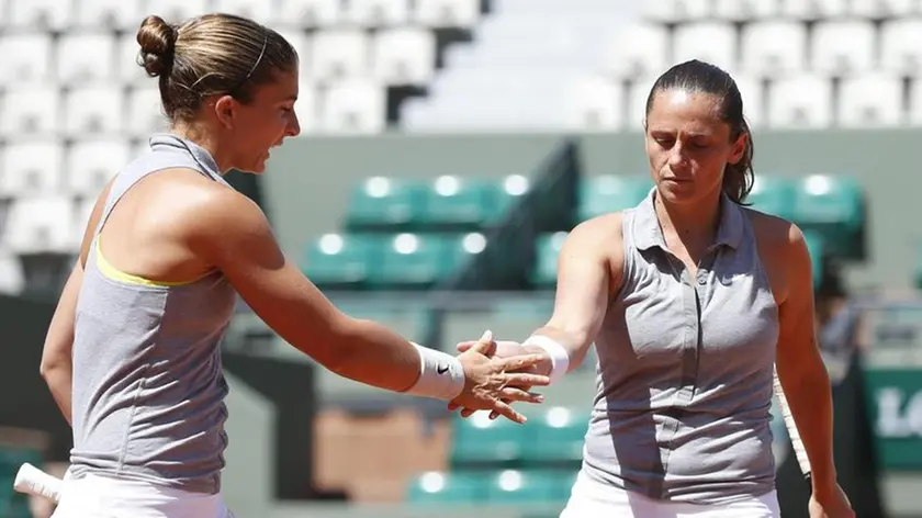 epa04242463 Sara Errani and Roberta Vinci of Italy in action during their women's doubles semi final match against Lucie Hradecka of Czech Republic and Michaelle Krajicek of the Netherlands for the French Open tennis tournament at Roland Garros in Paris, France, 06 June 2014. EPA/CHRISTOPHE KARABA
