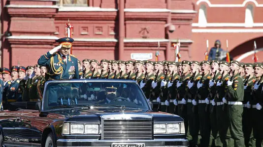 Il ministro russo della Difesa Serej Sojgu nel corso della parata sulla Piazza Rossa lo scorso anno (Delo.si)