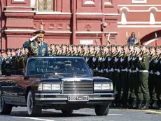 Il ministro russo della Difesa Serej Sojgu nel corso della parata sulla Piazza Rossa lo scorso anno (Delo.si)