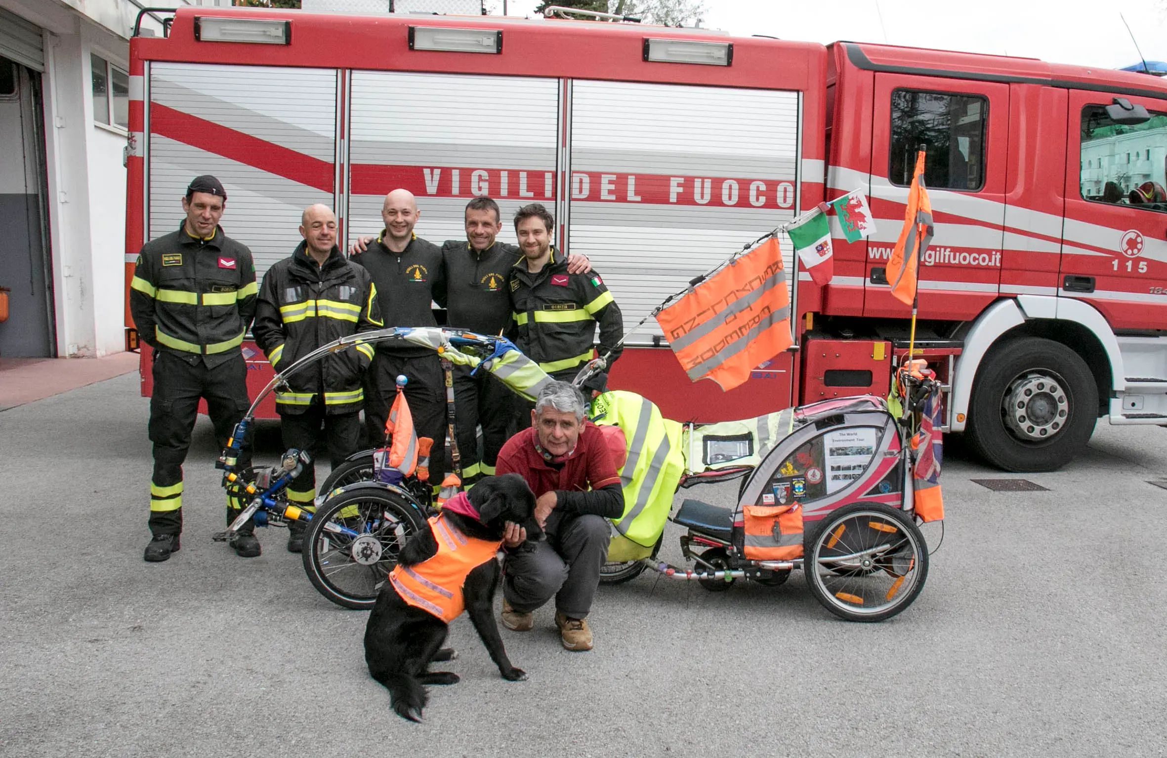Bonaventura Monfalcone-13.04.2019 Giro del mondo in bicicletta di Martin Hutchinson e Starsky-Caserma di vigili del fuoco-Monfalcone-foto di Katia Bonaventura