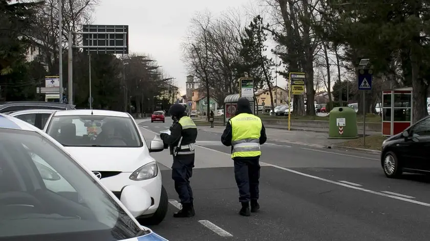 Controlli della Polizia locale a Monfalcone. Foto Katia Bonaventura