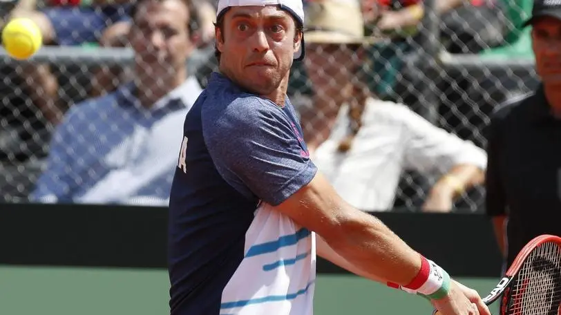 epa05769110 Italian tennis player Paolo Lorenzi in action against Argentinian Guido Pella during their Davis Cup World Group first round match between Argentina and Italy in Buenos Aires, Argentina, 03 February 2017. EPA/David Fernandez