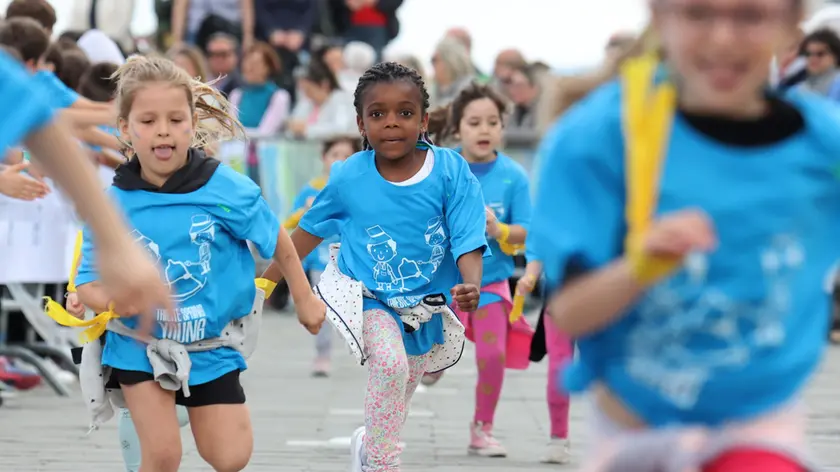 Piazza dell’Unità d’Italia invasa dai bambini delle scuole triestine con il contorno delle famiglie e i festeggiamenti all’arrivo in attesa della tripla gara per tutti di domenica Fotoservizio Andrea Lasorte
