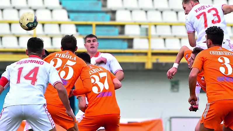 Un colpo di testa di Krollis durante l’ultimo match perso sul campo dell’Alcione Milano Foto Grassi/Lasorte