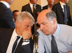 I ministri dell'Ambiente, Corrado Clini (S), e dello Sviluppo, Corrado Passera (D), durante il vertice sulla questione Ilva nella sede della Prefettura di Taranto, 17 agosto 2012. ANSA/ RENATO INGENITO