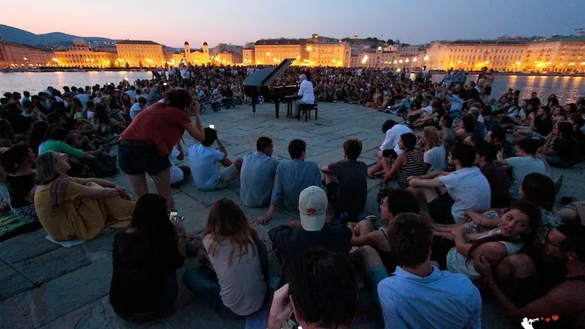 Il concerto all'alba sul Molo Audace nel 2015