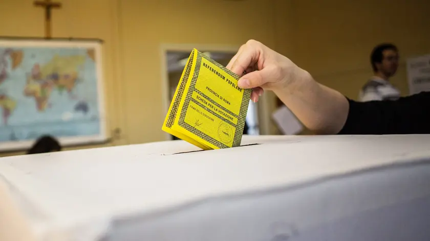 Un cittadino al voto in una foto di repertorio