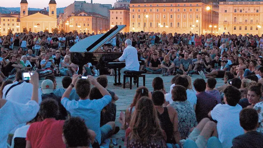 Il concerto all'alba sul molo Audace
