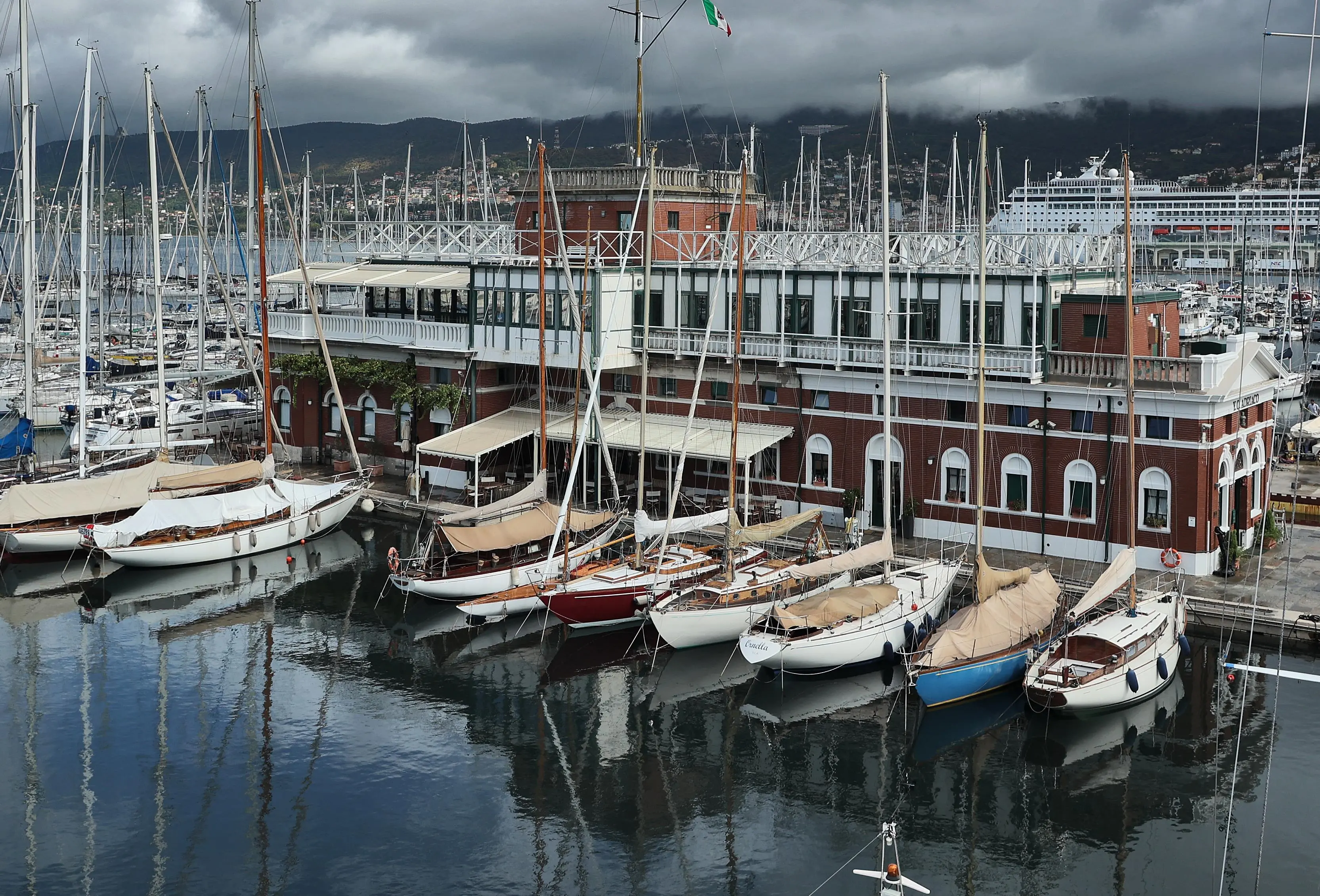 Le barche dei diportisti davanti all’Adriaco