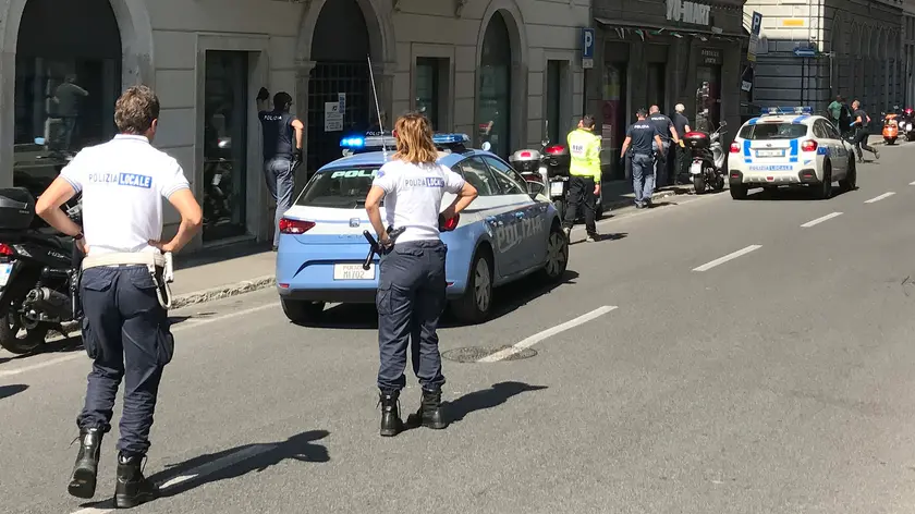 Silvano Trieste 28/05/2017 Donna sotto effetto di stupefacenti, allerta tre macchine della Polizia, una macchina della Polizia Locale, ambulanza e automedica
