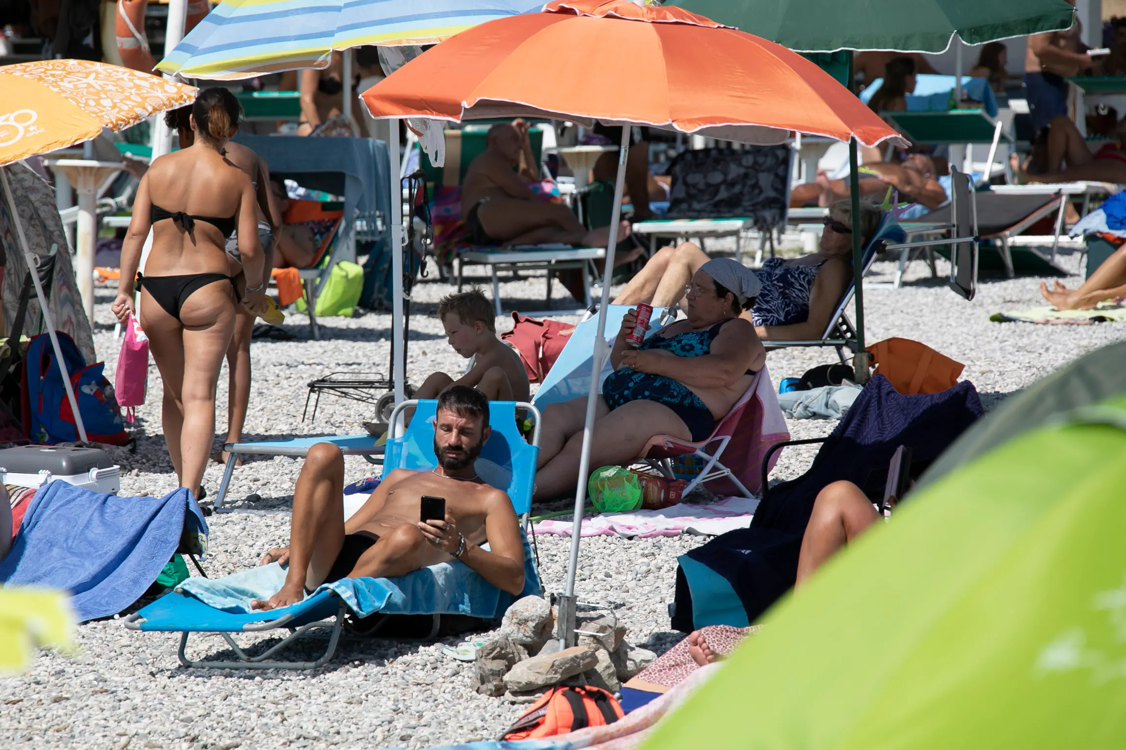 Stabilimenti balneari pieni a Marina Julia. In tanti, compresi turisti stranieri provenienti dalla Francia e dalla Germania, hanno deciso di trascorrere la giornata di Ferragosto nel lido di Monfalcone. Fotoservizio di Katia Bonaventura