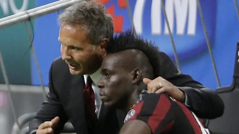 (FILE) AC Milan coach Sinisa Mihajlovic, left, gives instructions to forward Mario Balotelli during the Serie A soccer match between AC Milan and Palermo at the San Siro stadium in Milan, Italy, Saturday, Sept. 19, 2015. (ANSA/AP Photo/Antonio Calanni)
