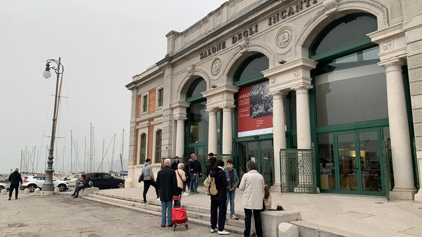Il maltempo ha ampliamente influenzato il lunedì di Pasquetta che nel centro di Trieste è iniziato decisamente in sordina. Il secondo giorno di Mercatino dell'usato in piazza Unità, che ieri aveva resistito per quanto possibile alla pioggia, lunedì è stato annullato, almeno di mattina: rischio precipitazioni troppo elevato. Turisti e triestini hanno comunque potuto contare sul Salone degli Incanti e sul museo Revoltella, con le mostre, rispettivamente di Salgado, Van Gogh e Ligabue, a fare da catalizzatore. Restano aperti gli stand dell'International Street Food in Ponterosso, dove già in mattinata è cominciato un certo via vai mentre in tanti hanno scelto di fare una visita al Parco e al Castello di Miramare. Foto e notizia di Massimo Silvano e Francesco Bercic