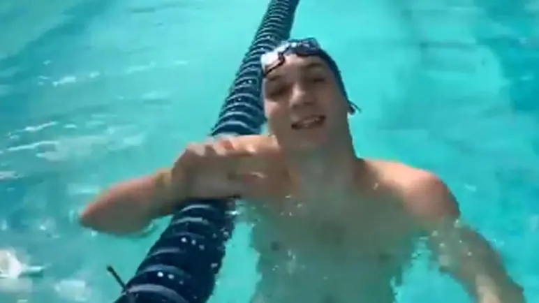 Manuel Bortuzzo in piscina in un fermo immagine tratto da un video postato sul profilo Facebook tutticonManuel, dedicato alla giovane promessa del nuoto ferita in una sparatoria al quartiere Axa, a sud della Capitale, Roma, 7 marzo 2019. FRAME DA VIDEO FACEBOOK TUTTICONMANUEL +++ ATTENZIONE LA FOTO NON PUO' ESSERE PUBBLICATA O RIPRODOTTA SENZA L'AUTORIZZAZIONE DELLA FONTE DI ORIGINE CUI SI RINVIA+++