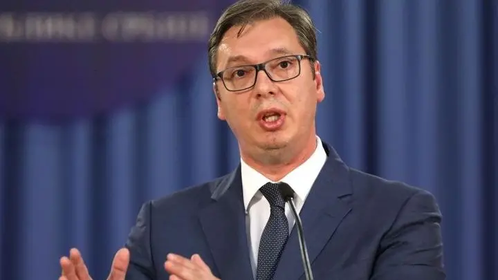 Il presidente Aleksandar Vučić nel corso di una conferenza stampa a Belgrado