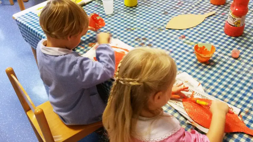 Bmabini giocano in una scuola dell'infanzia