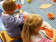 Bmabini giocano in una scuola dell'infanzia