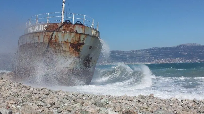 Un'immagine della Vranjic incagliata a Bua