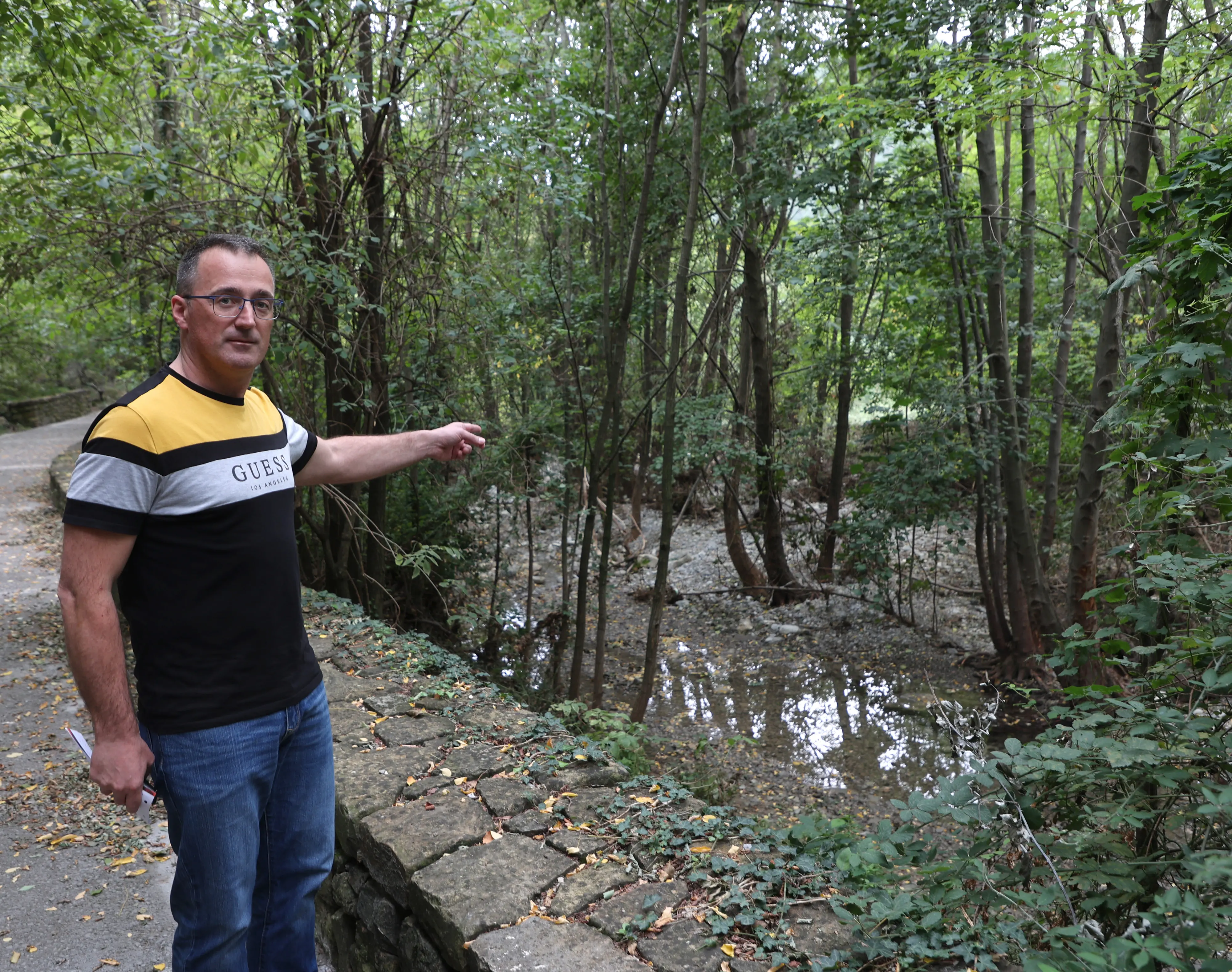 Lasorte Trieste 26/09/24 - S.Dorligo, Corsi d'Acqua, Vicesindaco Marko Savron mostra gli alberi ricresciuti nell'alveo del torrente Rosandra dopo la pulizia del 2012