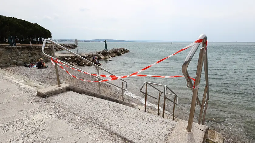 L'accesso interdetto alle scale che conducono in acqua (Lasorte)