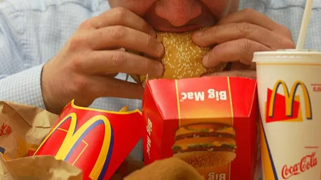 20050128 - ROMA - ECO - MCDONALD'S: UTILI TRIPLICATI A 400 MILIONI DI DOLLARI - VENDITE SALGONO A 5 MILIARDI DOLLARI - Un'immagine d'archivio che mostra un uomo che mangia un panino in un McDonald's di Napoli. Piu' che triplicati gli utili di McDonald's. Nel quarto trimestre l'utile netto della catena di fast-food e' infatti salito a 397,9 milioni di dollari, o 31 cents per azione, da 125,7 milioni, o 10 cents per azione, dello stesso periodo dell'anno precedente. Un risultato dovuto al successo dei nuovi menu in aggiunta all'aumento del listino prezzi. Le vendite sono cresciute a 5,01 miliardi di dollari da 4,56 miliardi del precedente esercizio. CIRO FUSCO/ANSA-ARCHIVIO/TO