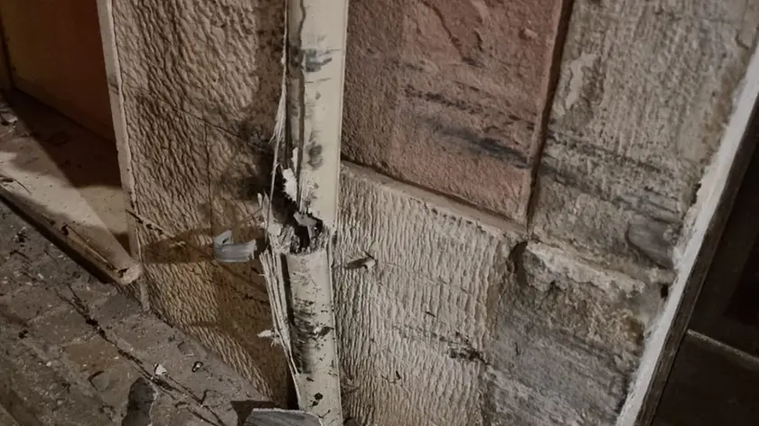 I cavi elettrici tranciati in calle Verdi