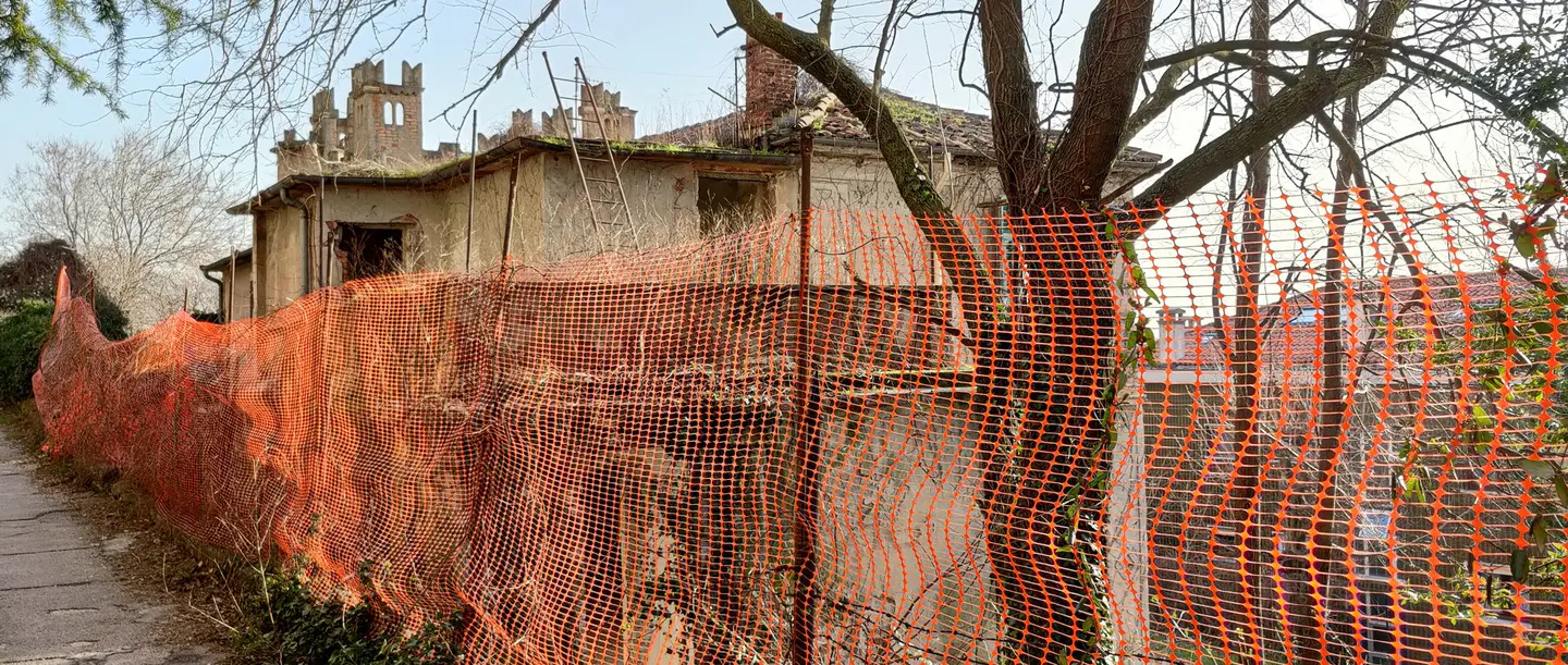 Nell’obiettivo di Andrea Lasorte un esterno di Villa Maria, che fu la casa di Piero Marussig, in vicolo Scaglioni