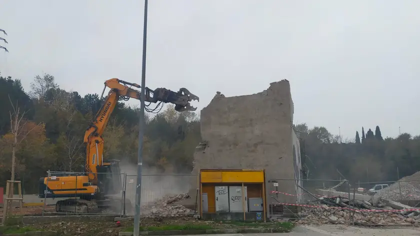 La demolizione della vecchia centralina Enel di Muggia