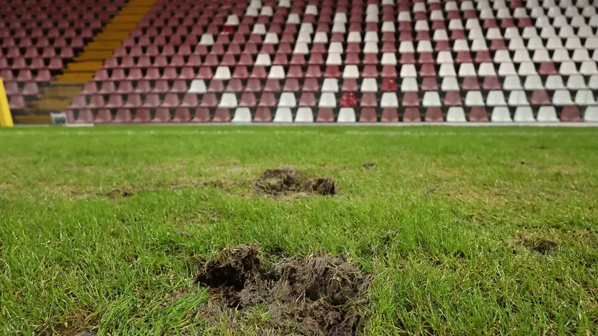 Il manto erboso del Rocco al termine della partita di una settimana fa con il Renate Foto Andrea Lasorte