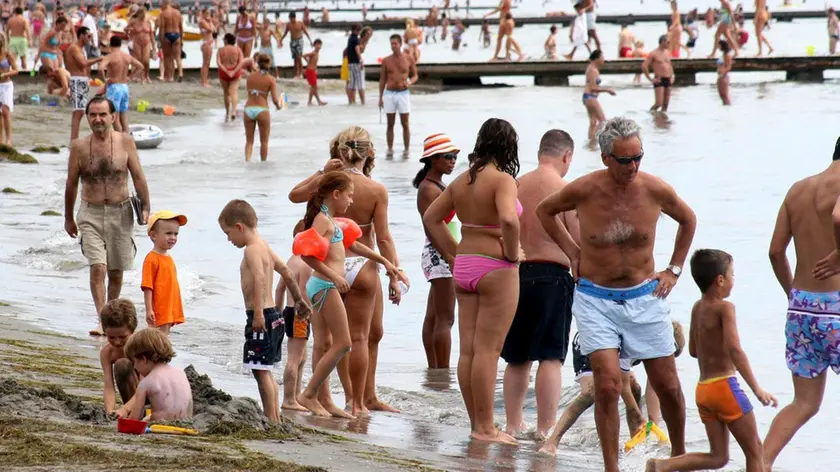 Famiglie con bambini sulla spiaggia di Grado
